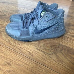 🔥 NIKE KYRIE 3 cool grey size 7y